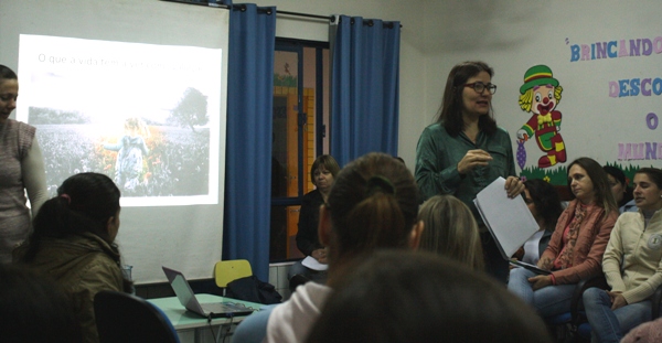 Professora Elenice ministrando o curso aos Professores